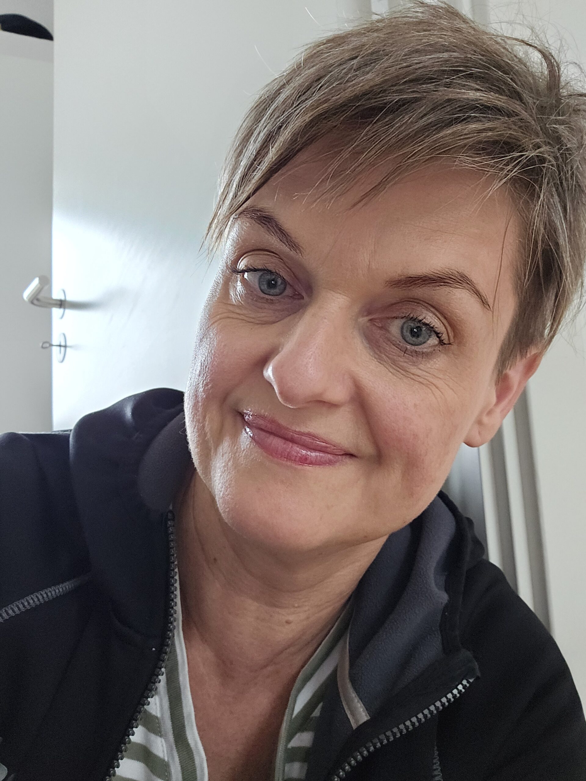 Smilende Betina Schou - personlig stil og selvkærlighed