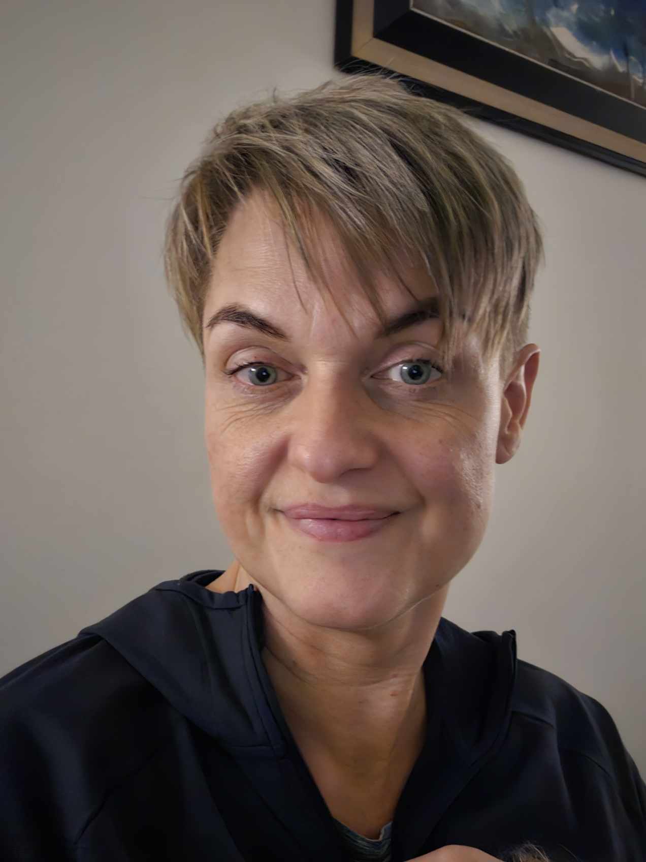 Smilende Betina Schou - personlig stil og selvkærlighed